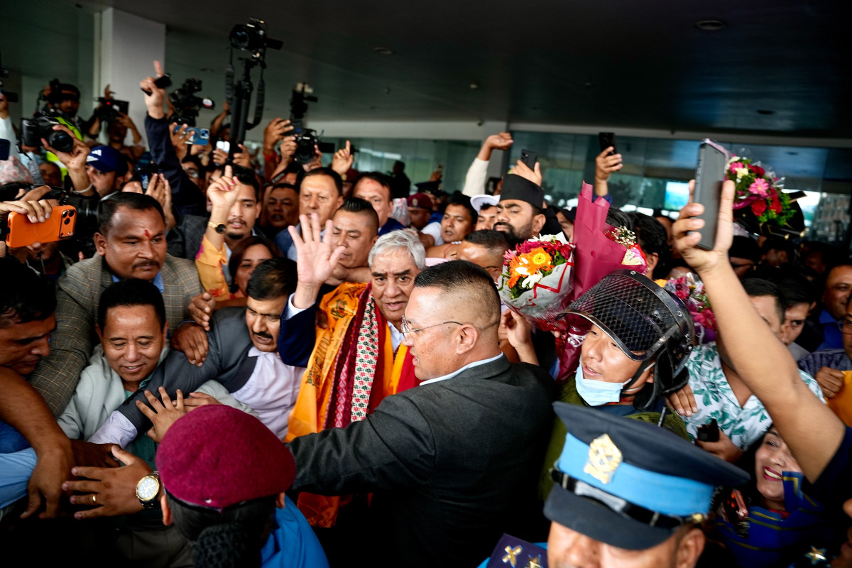 १६९ दिनपछि स्वदेश फर्किए देउवा, विमानस्थलदेखि निवाससम्म शक्ति प्रदर्शन